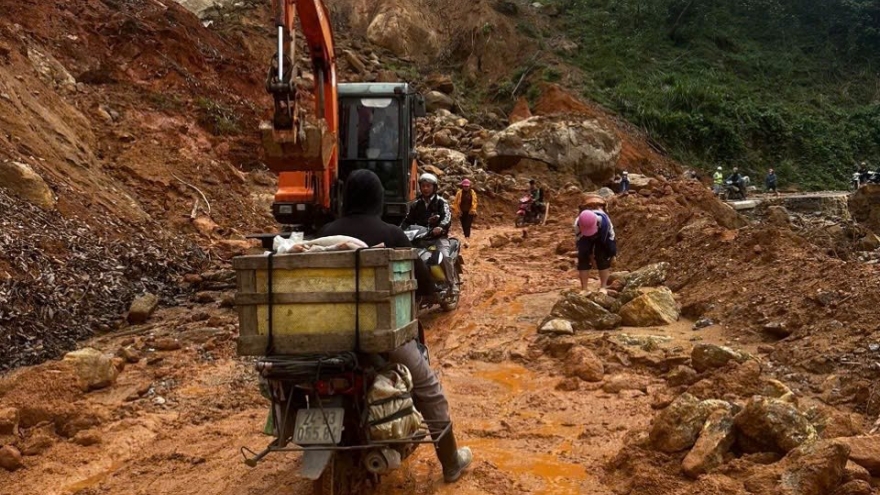 Mưa lớn gây sạt lở, ách tắc tại vùng cao Bắc Hà